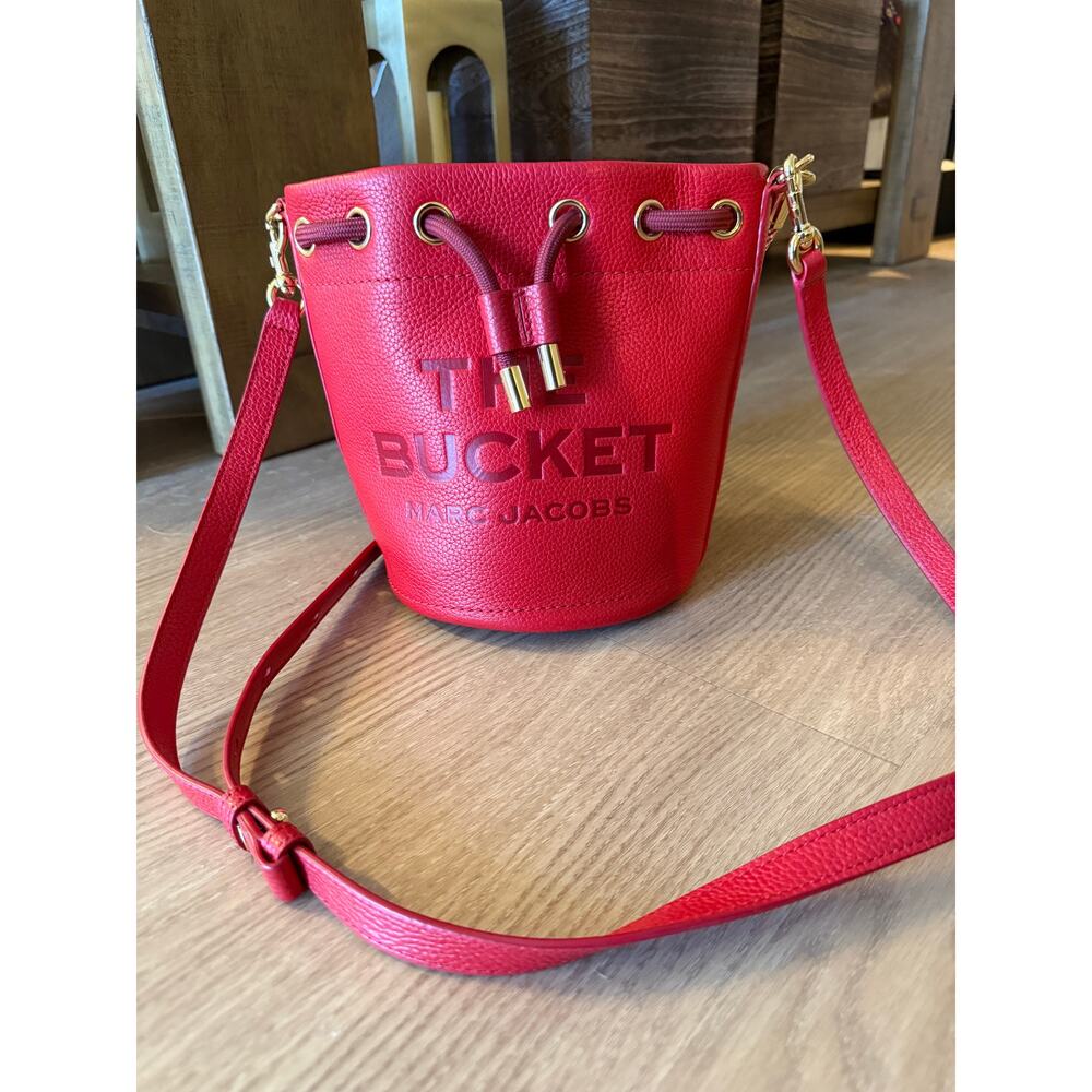 Marc Jacobs – The Bucket Bag in Red